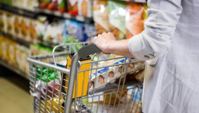 Consiliul Concurenței: Prelungirea plafonării adaosurilor la alimente de bază riscă să genereze efecte nefavorabile asupra pieței